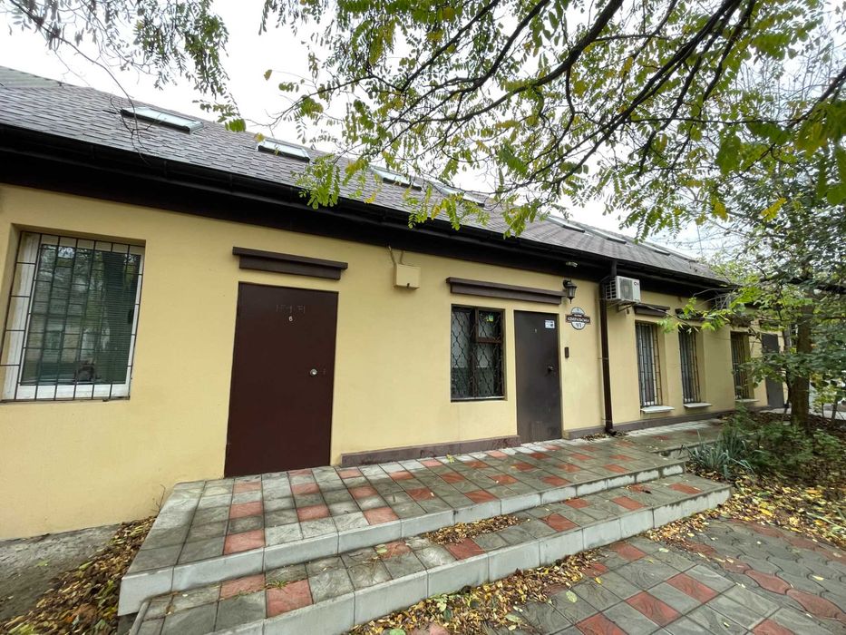 Центр офісна будівля 300 кв.м. гарний стан фасад ціна 650 у.е./кв.м.