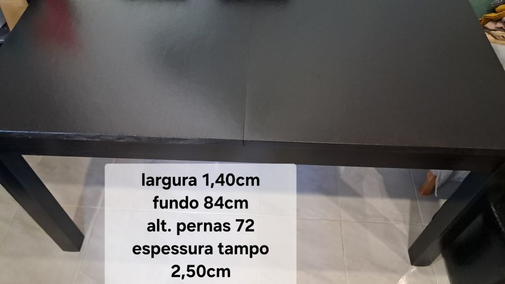 Mesa de madeira preta extensível