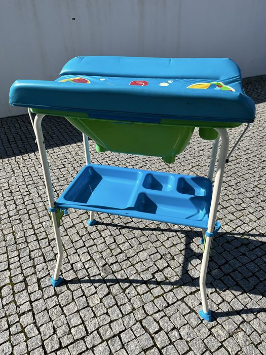 Muda-fraldas com banheiro