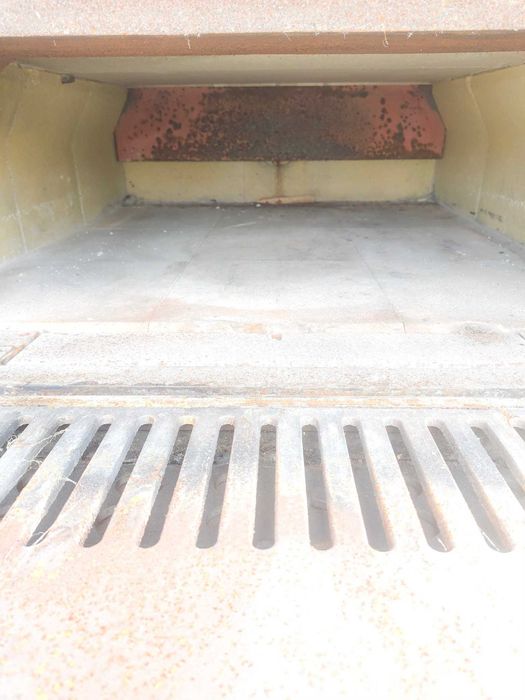 Forno de pedra a lenha profissional e móvel, montado sobre um chassis de reboque, concebido para eventos e utilização comercial em pequena escala.