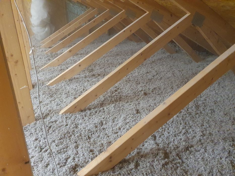 wdmuchiwanie ocieplanie poddasza  naprawa celuloza wełna styropian