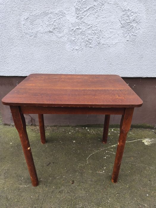 Zgrabny stół drewniany