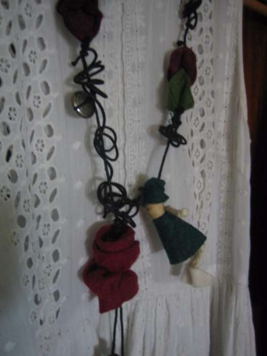 Colar comprido Natura, em feltro, novo