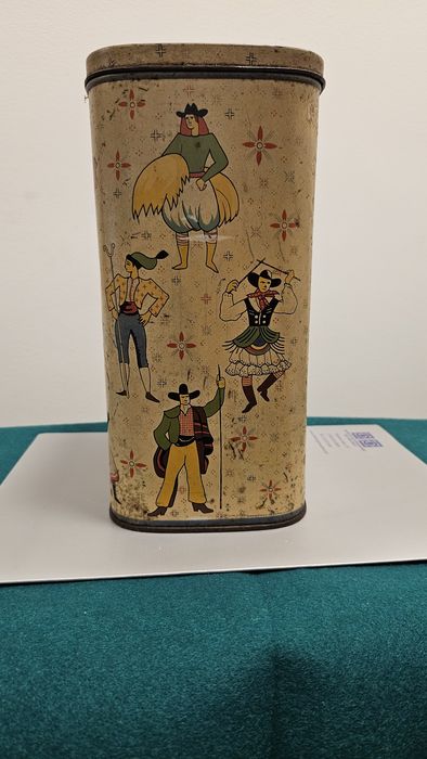Lata Caramelos / Cromos Fábrica Águia  com motivos tradicionais