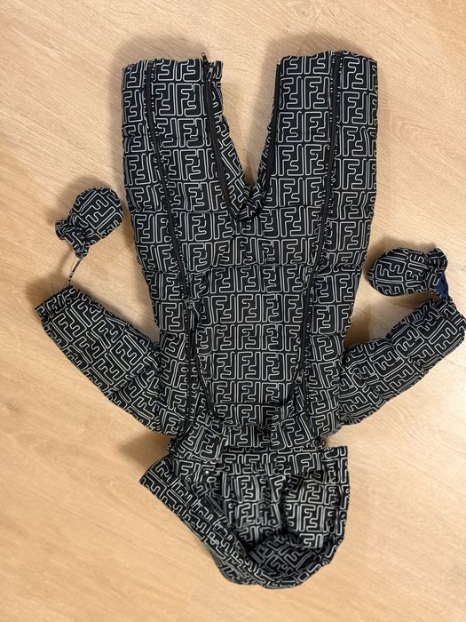 Зимние комбинезоны