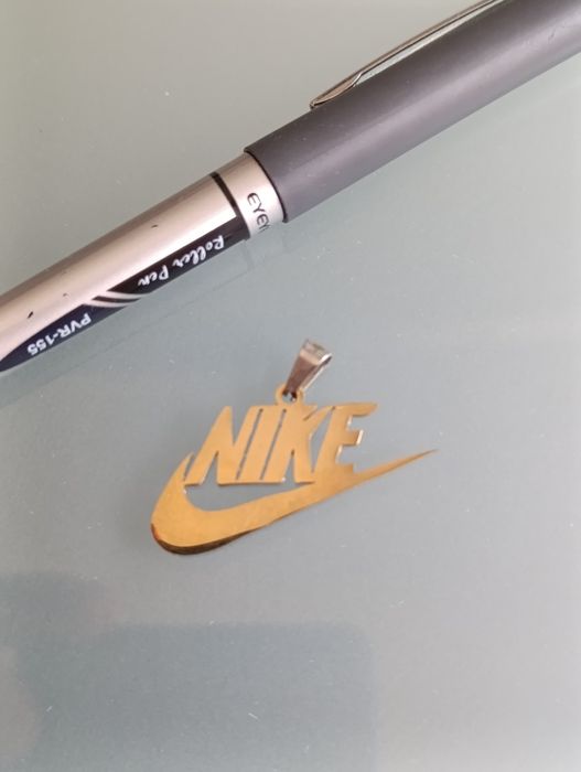 Pingente de logótipo Nike.