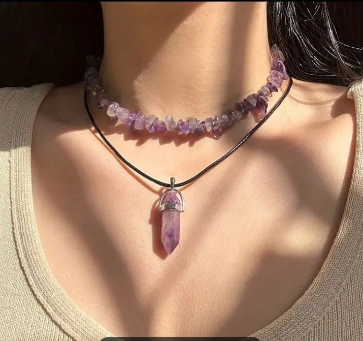 Colar com corrente preta e pendente hexagonal em cristal, disponível e