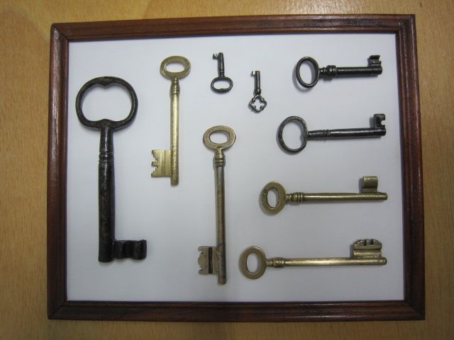 Moldura com chaves antigas
