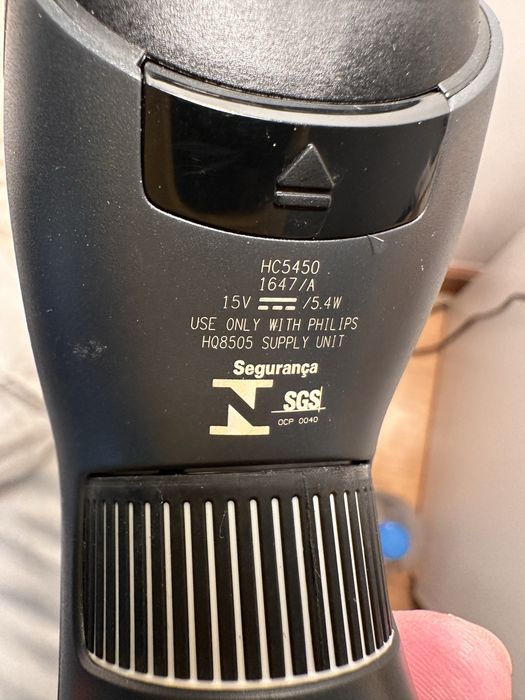 Maquina cortar cabelo em estado impecavel mas  sem carregador