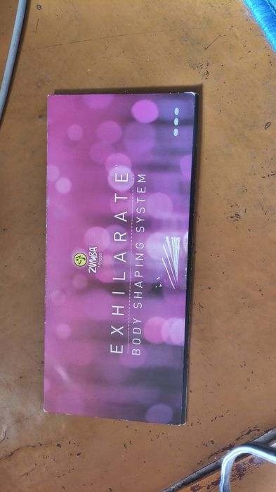 Набор DVD-дисков Zumba Fitness Exhilarate, предназначенный для домашних фитнес-тренировок.