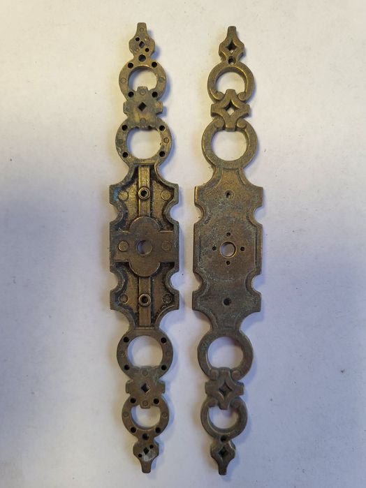 Ozdobne szyldy do mebli vintage