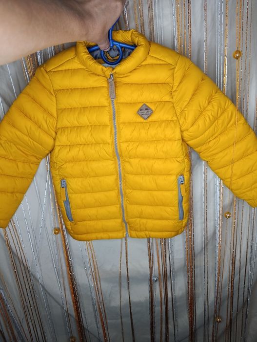 Продам куртку демі,осінню reserved