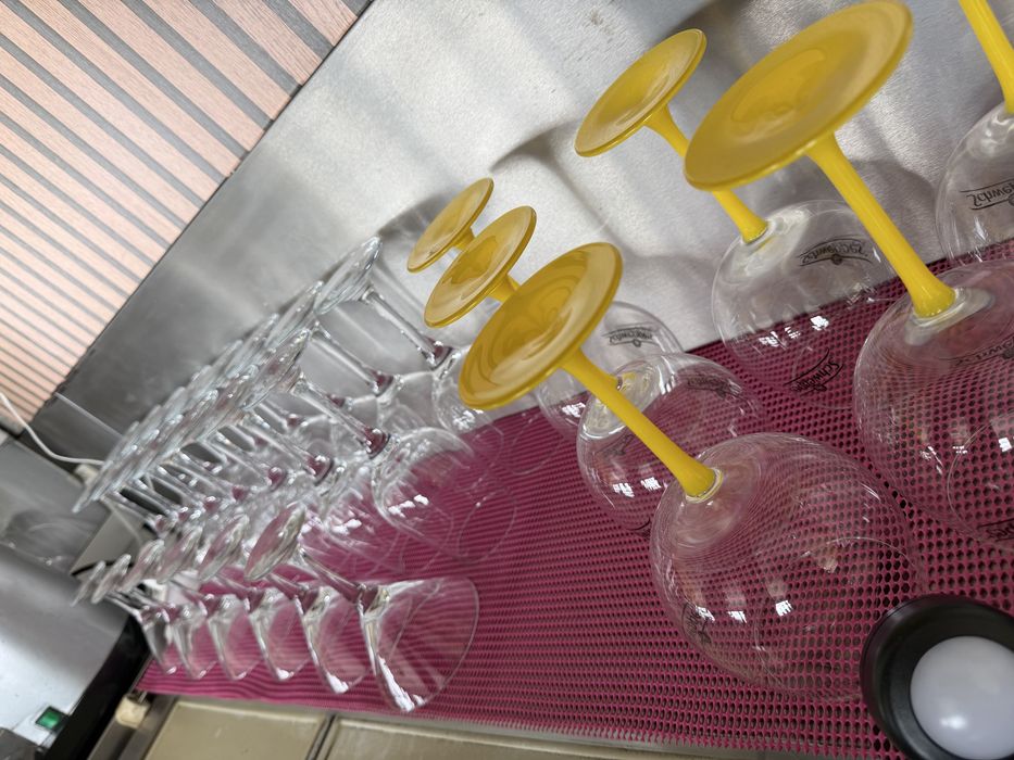 Copos de gin , flutes , copos de whisky , copos de vinho e jarras de sangria como novos