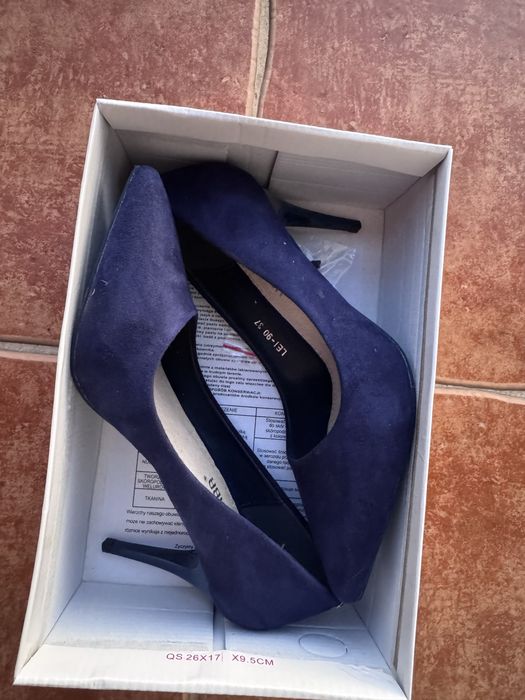 Granatowe szpilki welurowe