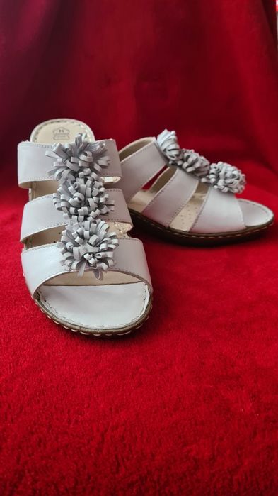 Skórzane klapki 37,5 na koturnie Caprice