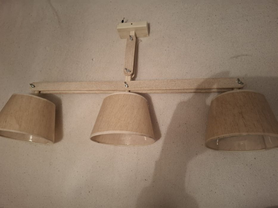 Żyrandol wiszący sufitowy na trzy lampy.