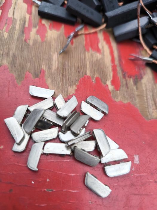 Szczotki węglowe nowe ok 150 sztuk 5x10x25mm