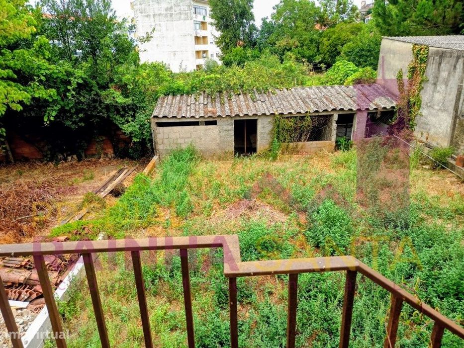 Moradia em 2 pisos para reabilitar. Quintal e anexo-Lousã