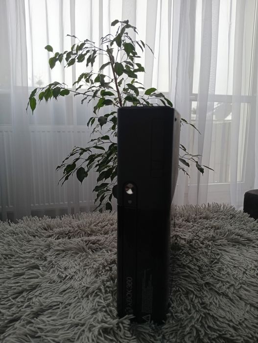 Konsola xbox 360 E - uszkodzony