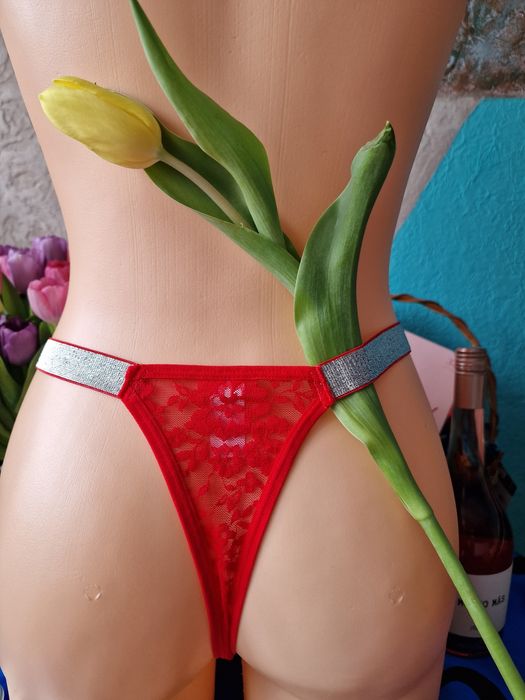 Koronkowe stringi damskie z szerokim gumowym pasem brokatowym