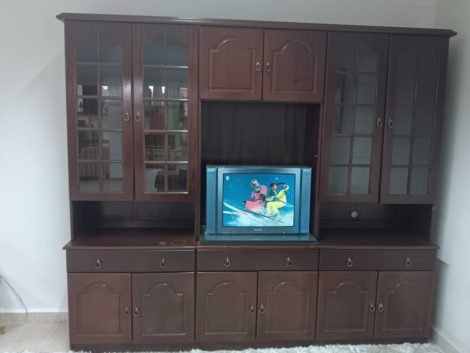 Estante de sala em mogno