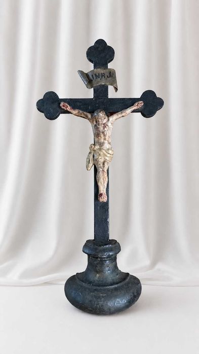 Cruz Antiga de Altar em Madeira com Cristo em Ferro Fundido Policromado – c. 1890–1910