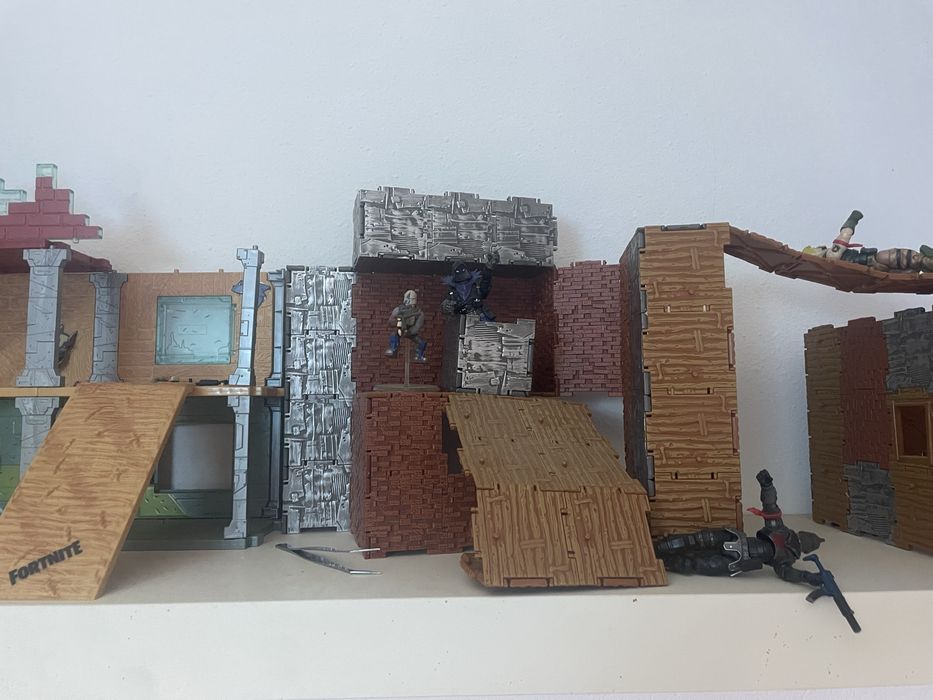 Fortnite Battle Bus + Cenário Completo com Figuras