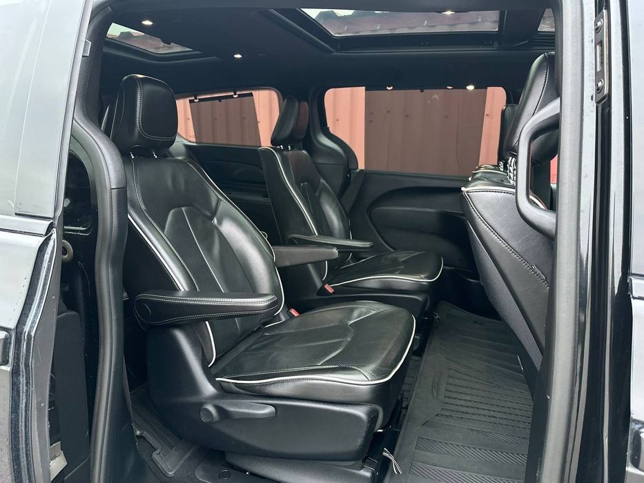 Chrysler Pacifica 2019 року, 3.6 гібрид, автомат, передній привід,233т