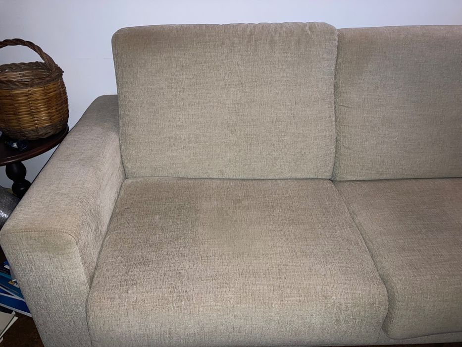 Sofá-cama bege com design moderno