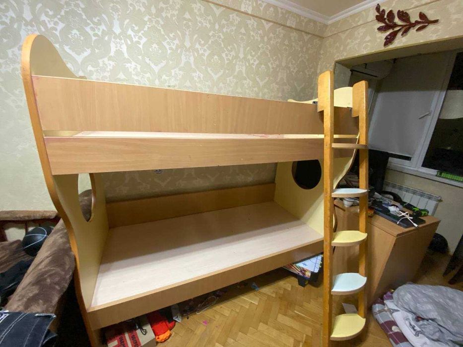 Дитяче двоярусне ліжко з драбиною
