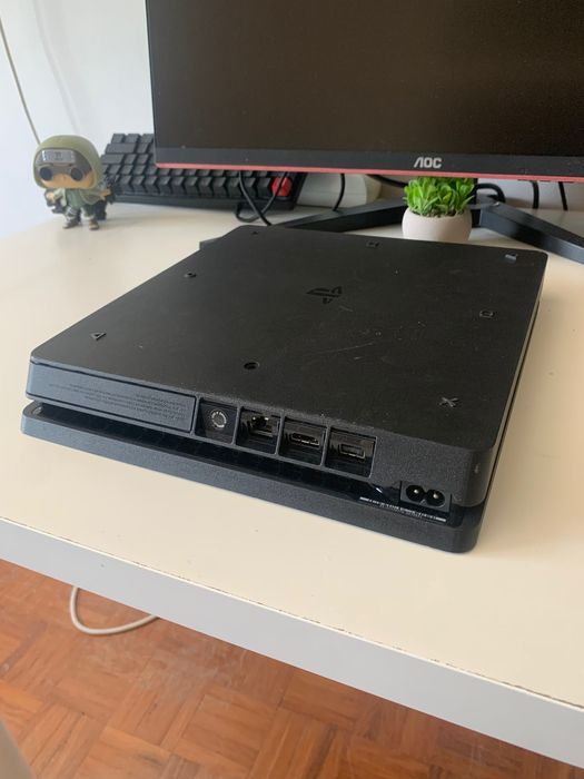 Ps4 preta em segunda mão, funciona perfeitamente