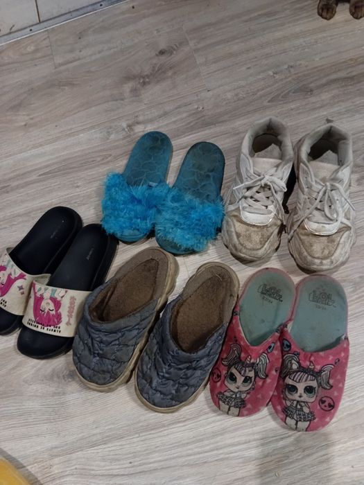 Отдам бесплатно детскую обувь 36 размер.