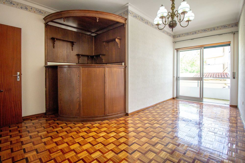 Moradia unifamiliar com dois pisos e logradouro