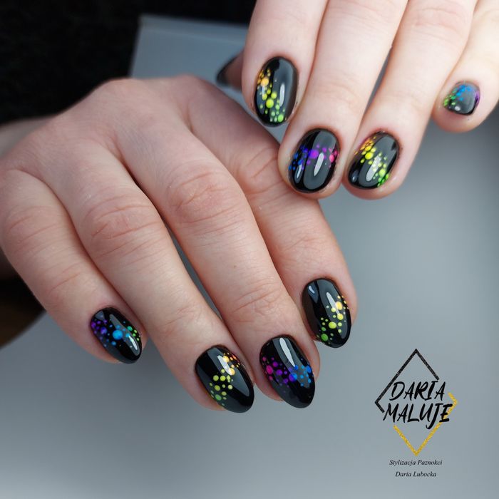 Mobilna stylizacja paznokci.