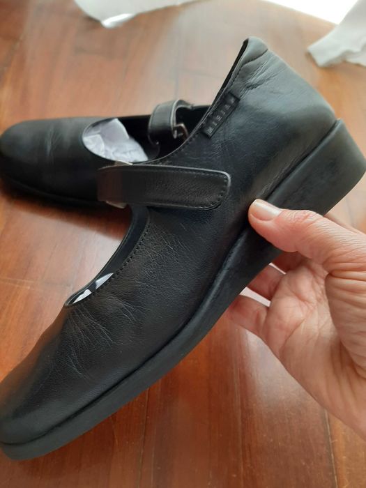 Sapatos pretos em pele com velcro