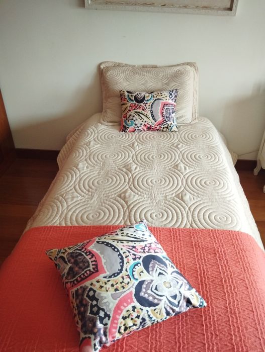 Cama de solteiro tecido branco e colchão