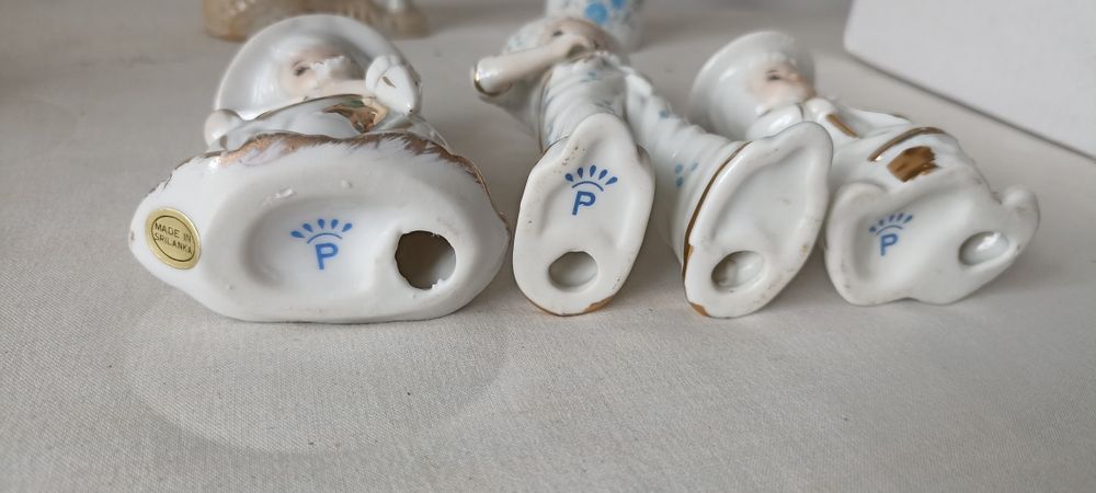 Bibelots vários antigos e chavenas de café antigas