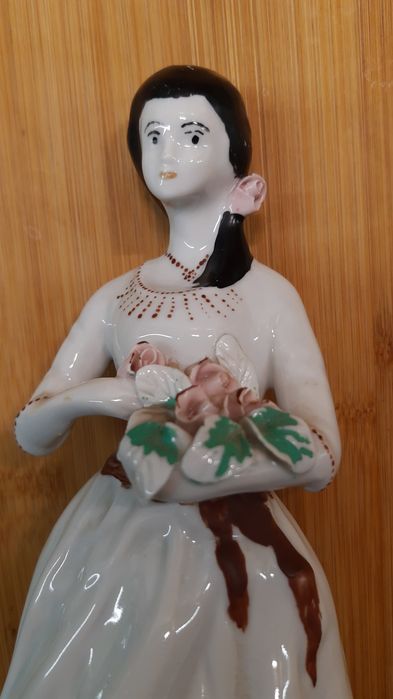 Figurka porcelanowa.