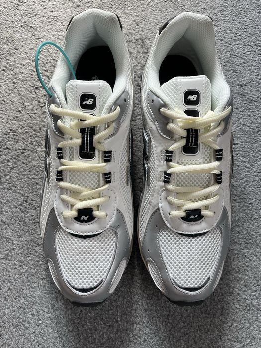 New Balance 204L