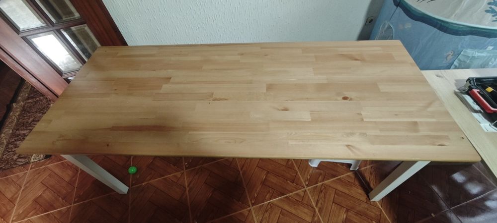 Mesa de jantar castanho claro
