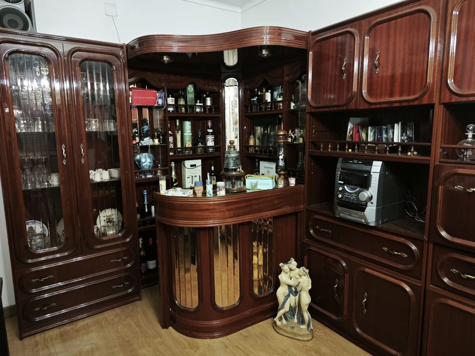 Móvel de Sala em Mogno com Bar, Cristaleira