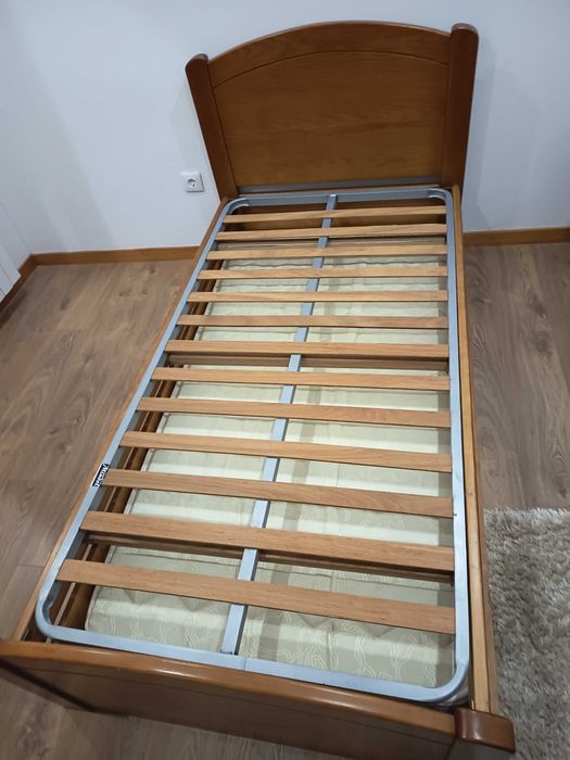 Cama de madeira com gaveta