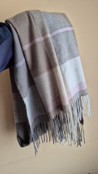 Szalik w kratę z frędzlami ciepły 190x70