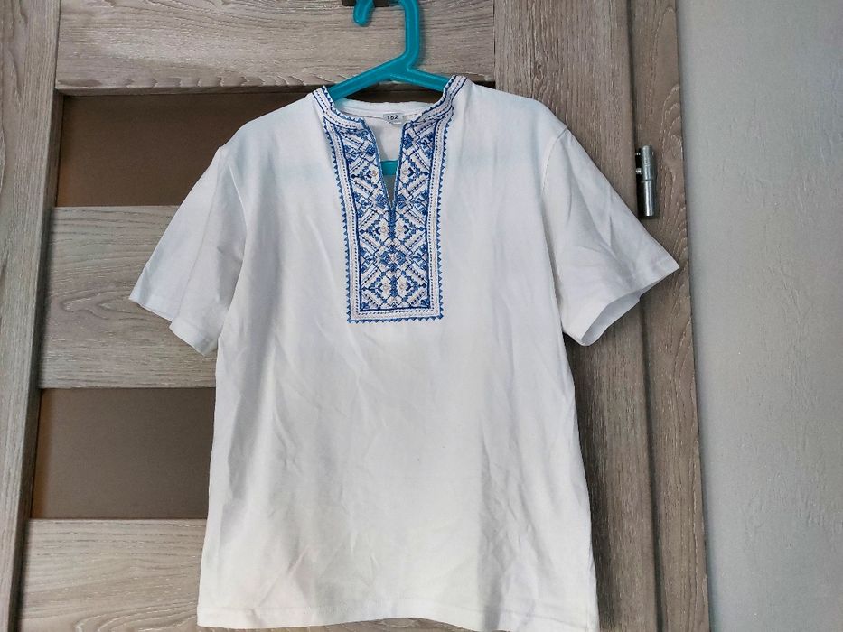 Koszulka t-shirt z haftem 152