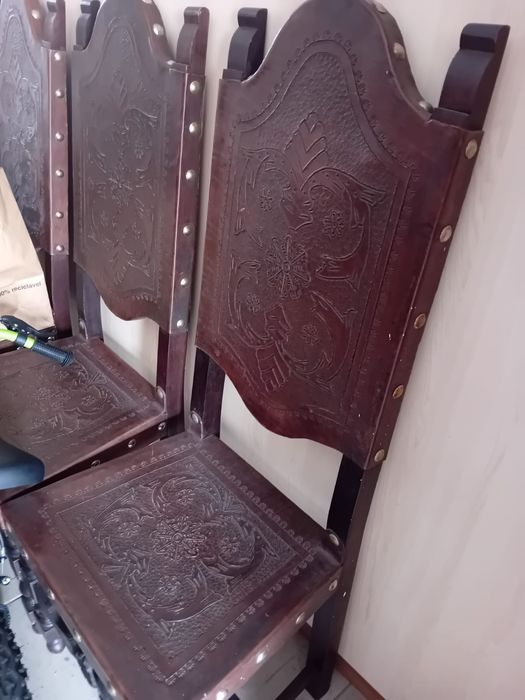 Cadeiras castanhas em madeira e pele. - Vender Rápido