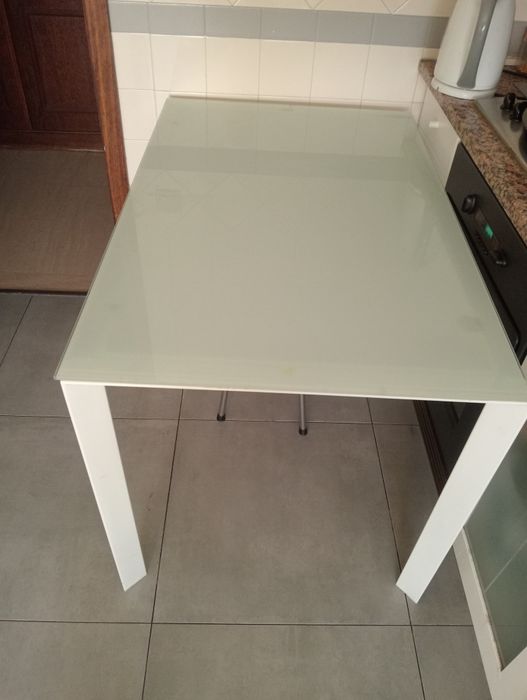 Mesa com tampo de vidro