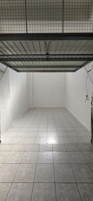 Garagem disponível para arrendar.