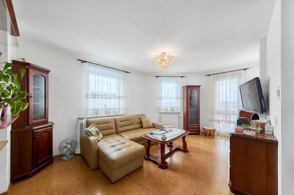 Sprzedam mieszkanie z oddzielnym garażem w bloku oraz meblami