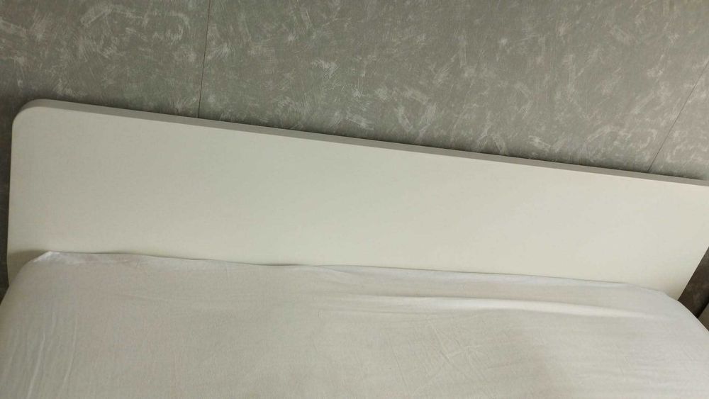 Cama de casal com duas mesas de cabeceira