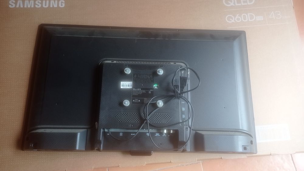 Televisão e suporte de parede